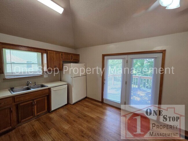 Building Photo - Spacious 3 bedroom, 2 bathroom duplex in Kansas City North!