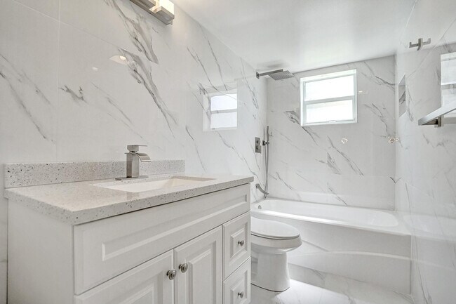 Building Photo - 301 SE 3rd St