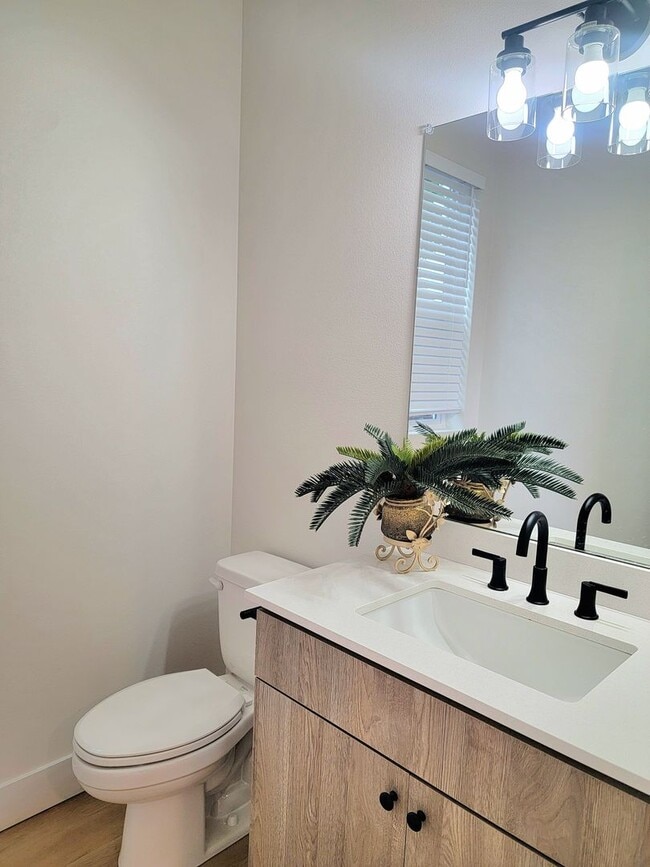 Building Photo - Modern Comfort in the Heart of SE Portland — 3 Bed, 2.5 Bath Home!