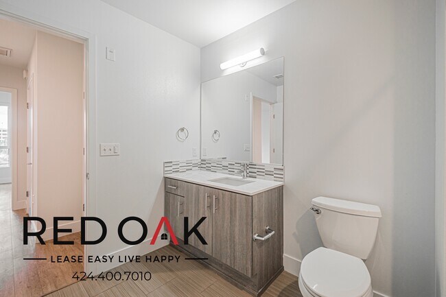 Building Photo - 1331 W 7th St