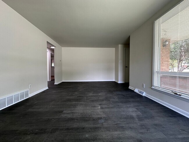 Building Photo - 490 St Bernard Dr