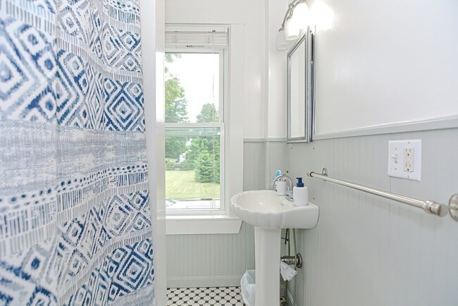 Building Photo - 2 Elm St