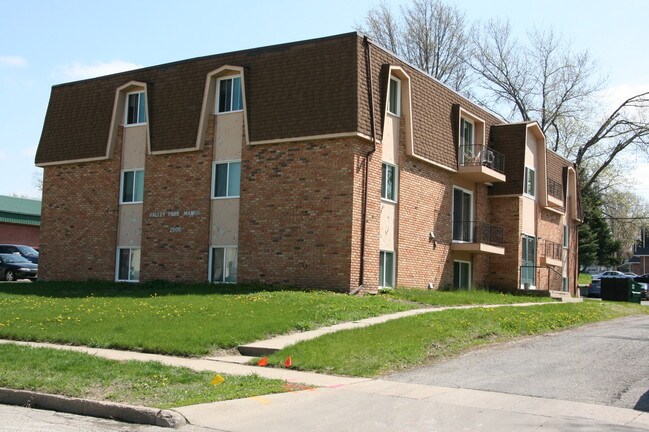 Building Photo - 2000 Valley Park Dr