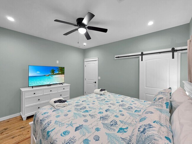 Building Photo - 1032 Sunset Cir
