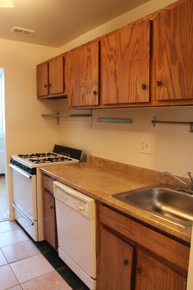 Building Photo - 1512 S Arlington Ridge Rd