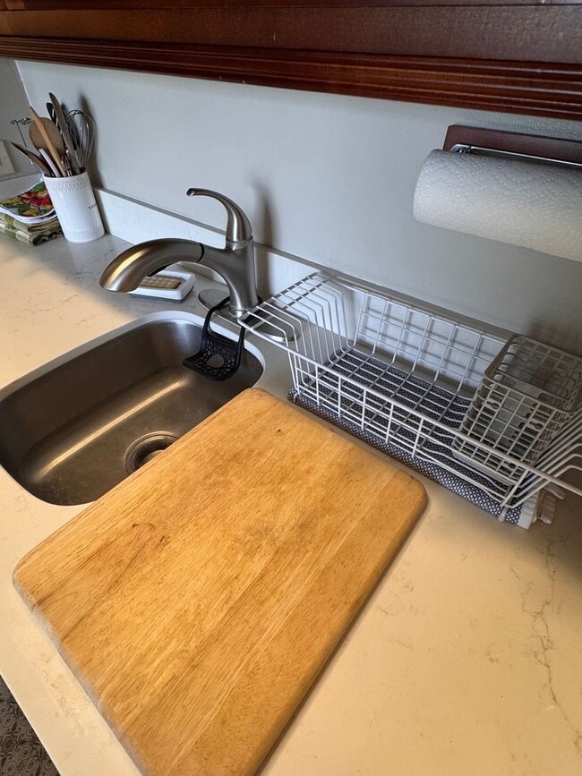 Building Photo - Fully Furnished Studio Unit in the Heart of Waikiki