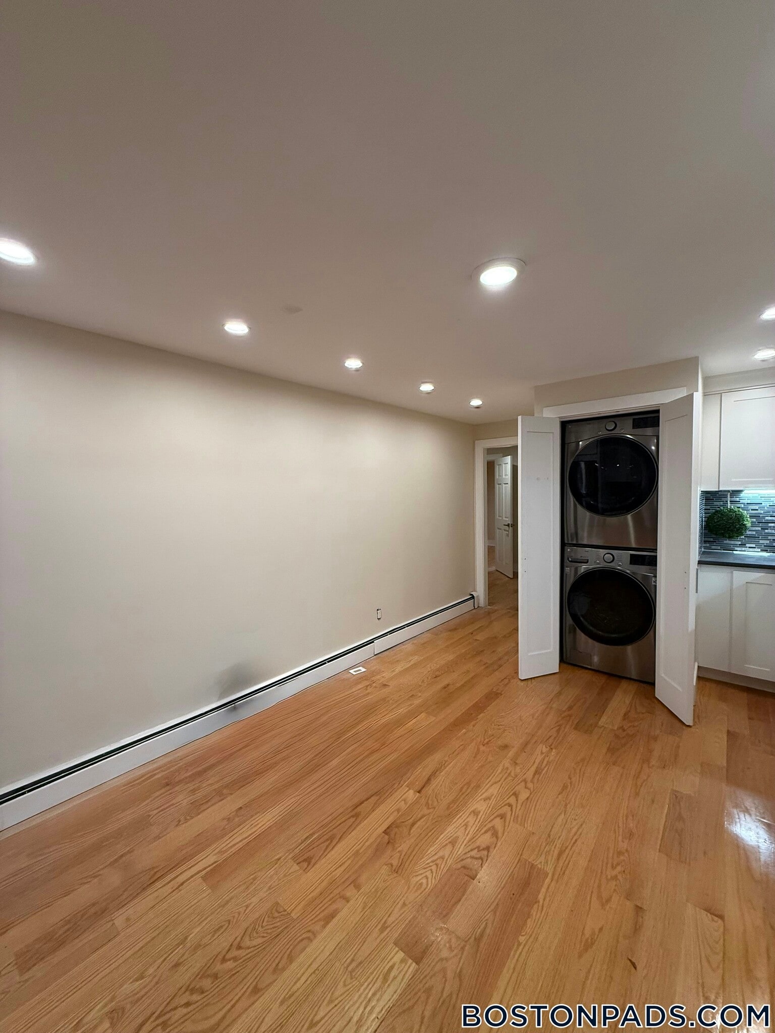 Building Photo - 2 Buckingham St