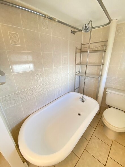Bathroom - 106 Chapman St