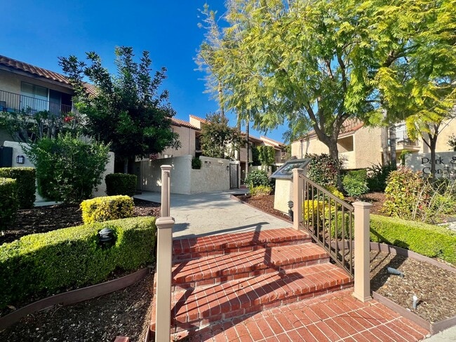 Building Photo - Georgous Calabasas Condo