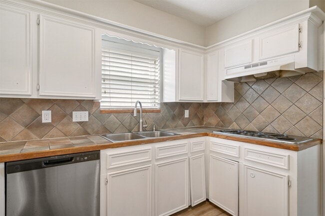 Building Photo - 25519 Many Oak Dr