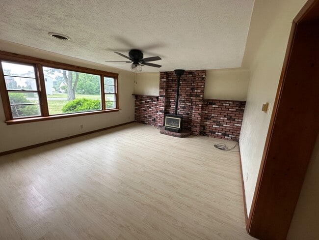 Building Photo - 881 Moyer Ave