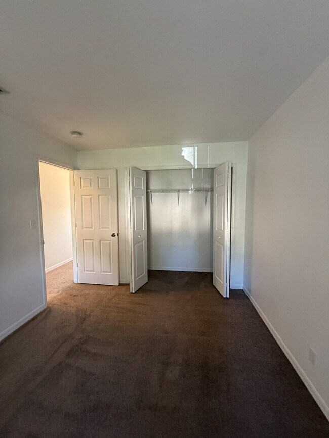 Building Photo - Beachside townhome with 3 bedrooms and 2 b...