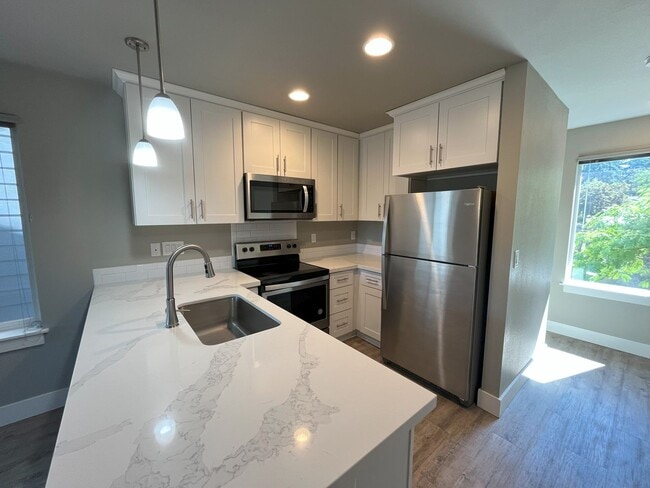 Building Photo - Elegant Three-Bedroom Home with Updated Kitchen & Vaulted Ceilings