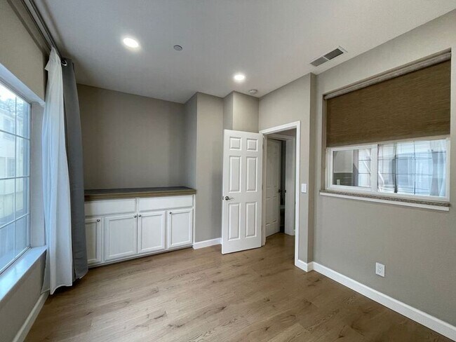 Building Photo - 964 Belmont Terrace