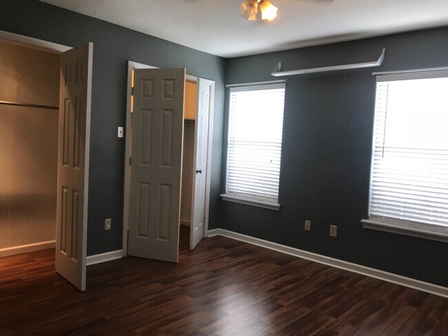 Building Photo - 24 Country Village Cir