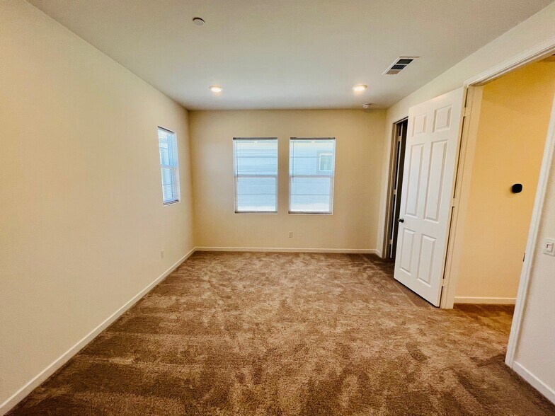 Building Photo - 27019 Evening Sky Plz