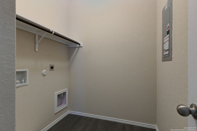 Building Photo - 3931 Somers Crest