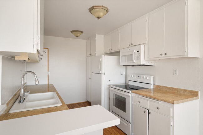 Building Photo - 5900 Canterbury Dr