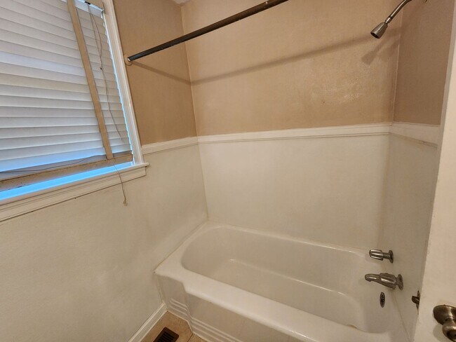 Building Photo - 3 Bedroom 1 Bath home in Midtown Columbus