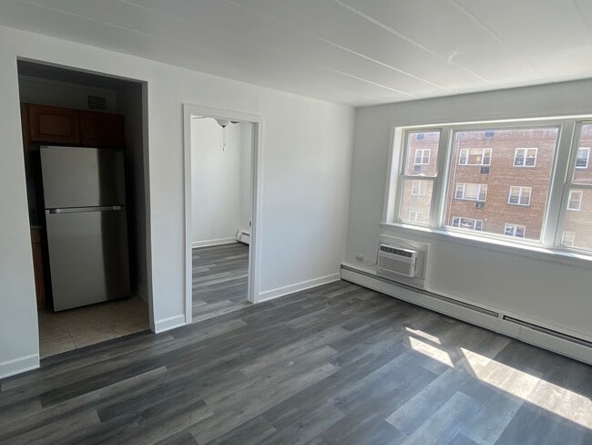 Building Photo - 6160 N Damen Ave