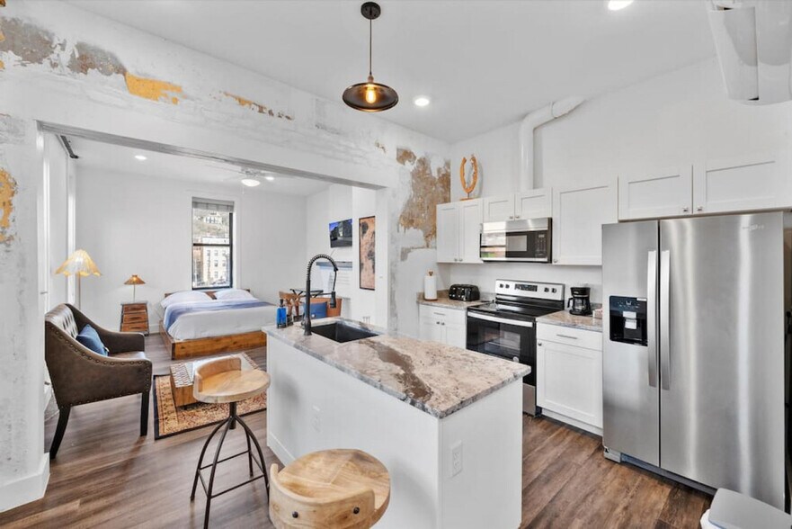 Building Photo - 18 W Elder St