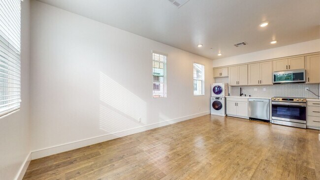 Building Photo - 1 bedroom Granny unit! (Above Garage) with...