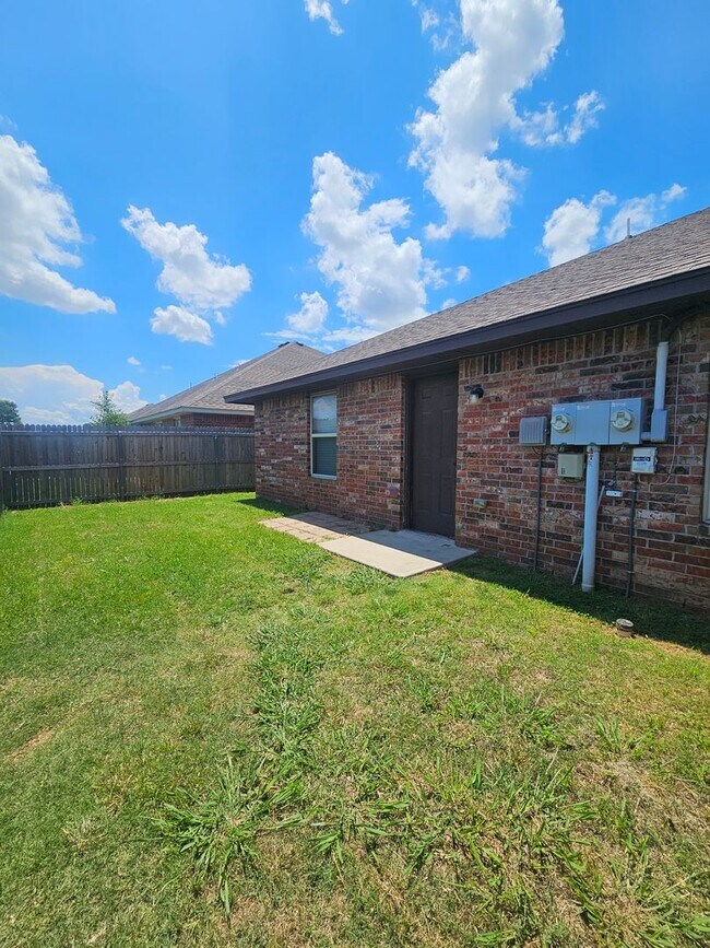Building Photo - (3) Bed/(2) Bath in SW Moore Avail Early June!