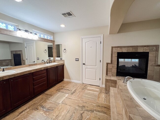 Building Photo - Stunning 5 bed/ 3.5 Bath in Pleasant Valley