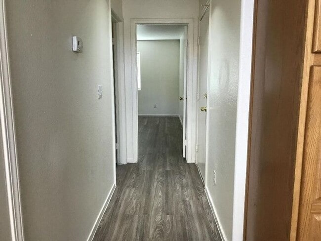 Building Photo - Carry Over Showing: This property has been shown before and will be rented to the first most qual...