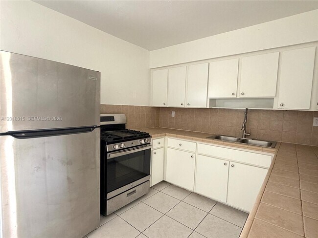 Building Photo - 1740 SW 47th Ave