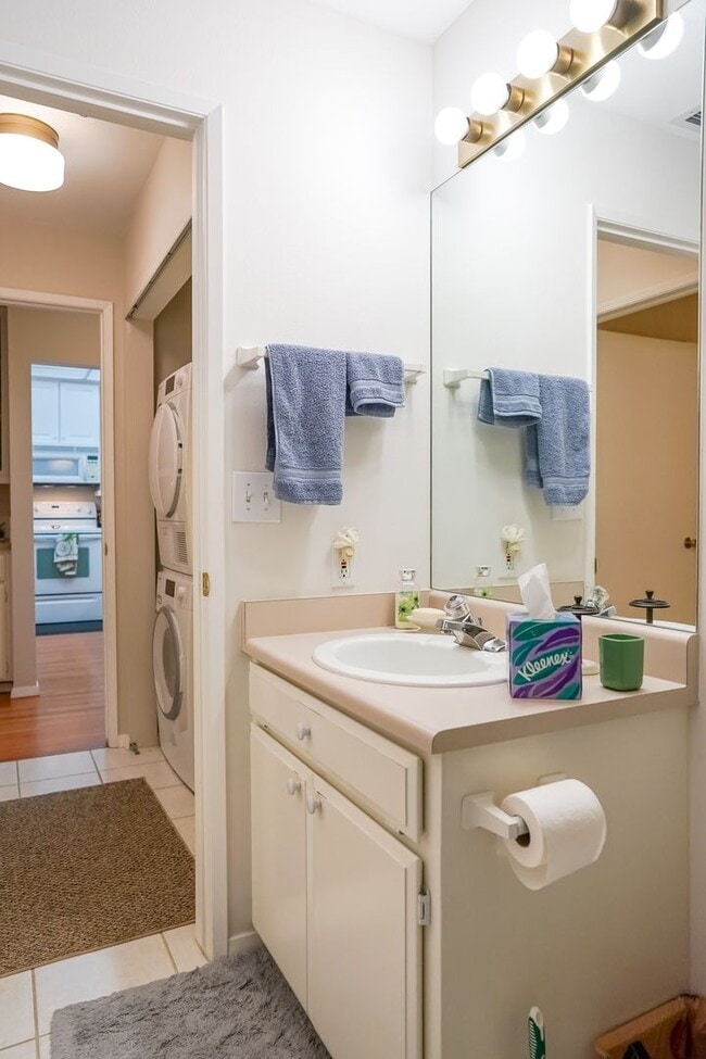 Building Photo - Coeur d'Alene North Condo - Furnished 2 be...