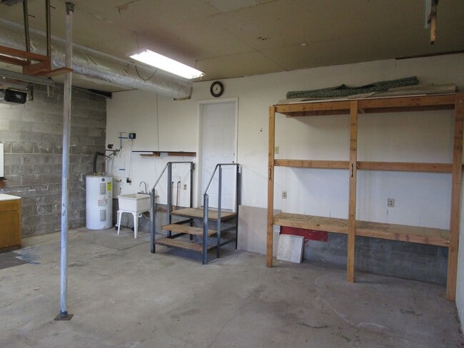 Building Photo - Spacious 2 Story, 2 Bedroom, 2 Bath Home on Corner Lot in Ochoco West Subdivision - Available Ear...