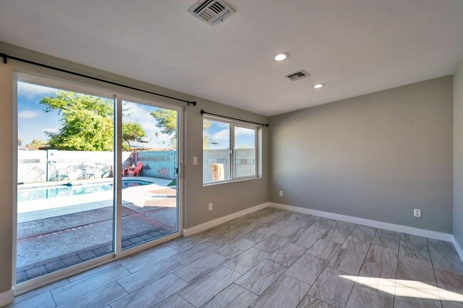 Building Photo - Spacious 6-Bedroom, 3-Bath Pool Home Near ASU Campus