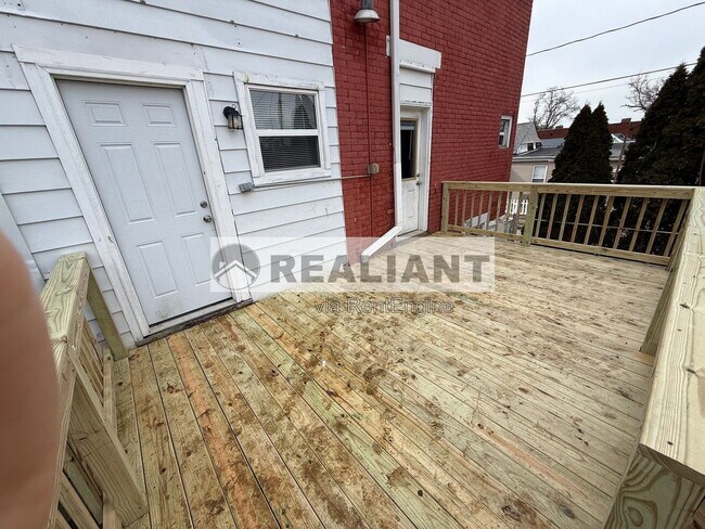 Building Photo - 132 Evergreen Ave