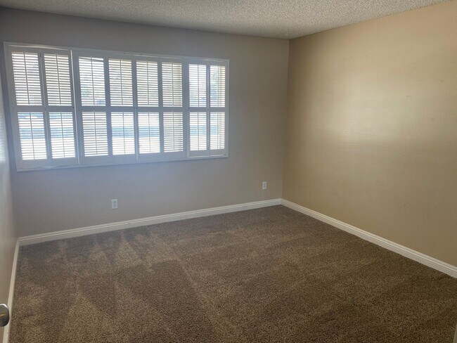 Building Photo - Townhome featuring a vintage floor plan