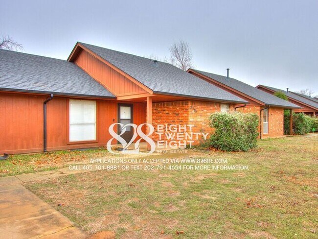 Building Photo - West Norman 2 Bed/1 Bath Duplex WITH Fenced Backyard! AVAILABLE NOW!