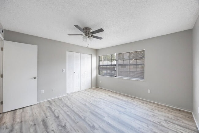 Building Photo - Renovated Town Home 2 bedroom 1.5 bath ** ...