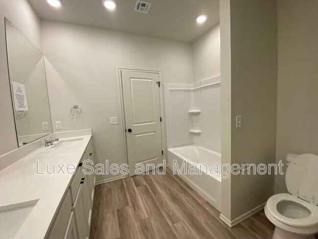 Building Photo - 8000 NW 110th Dr