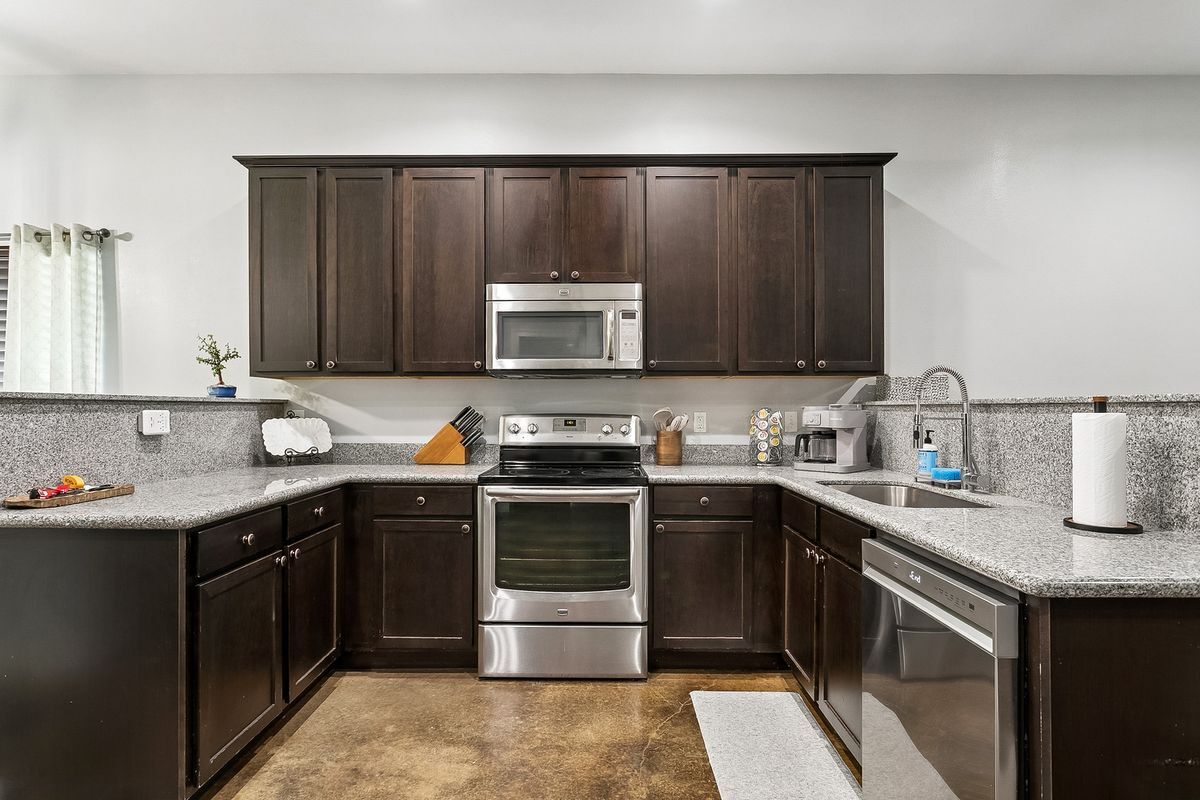 Building Photo - 1605 Labarre St