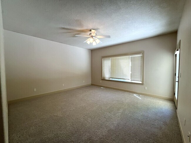 Building Photo - Beautiful 4 bed 3.5 bath home in Eagle jus...
