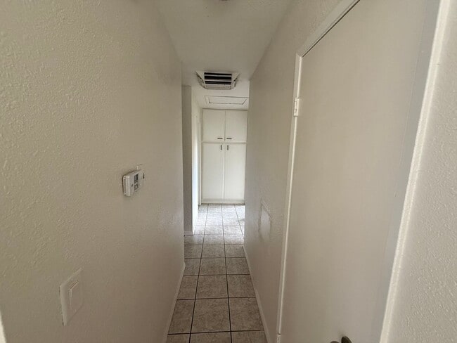 Building Photo - Three Bedroom Two Bathroom Home in Hemet!