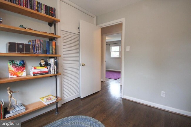 Building Photo - 1421 Mayflower Dr