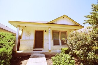 Building Photo - 2 bedroom 1 bath adorable home