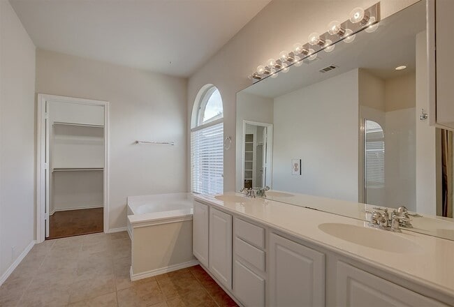 Building Photo - 2609 Monroe Dr