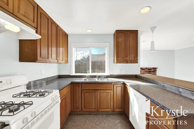 Building Photo - 121 Radcliffe Dr