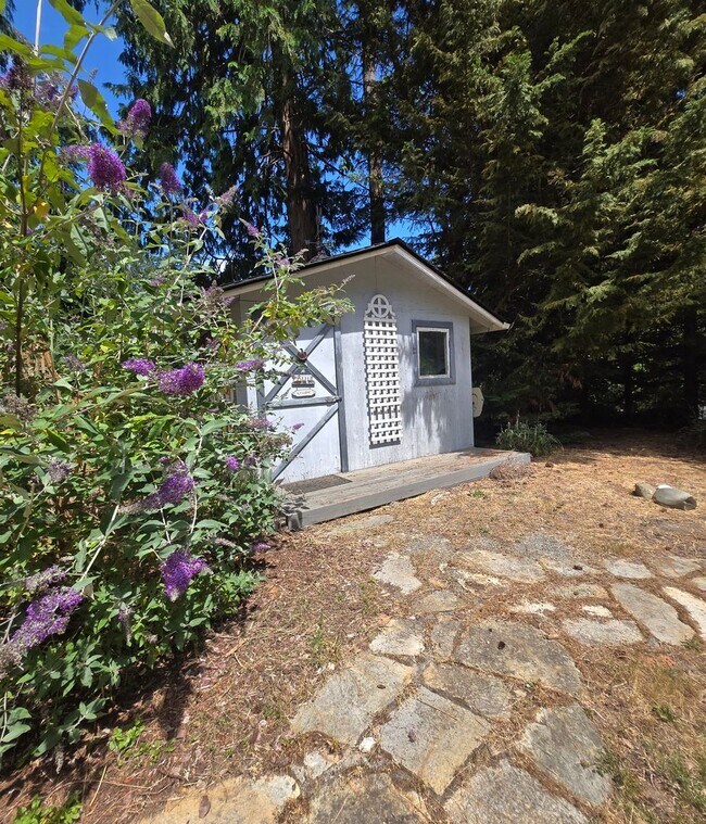 Building Photo - 31 Salal Way