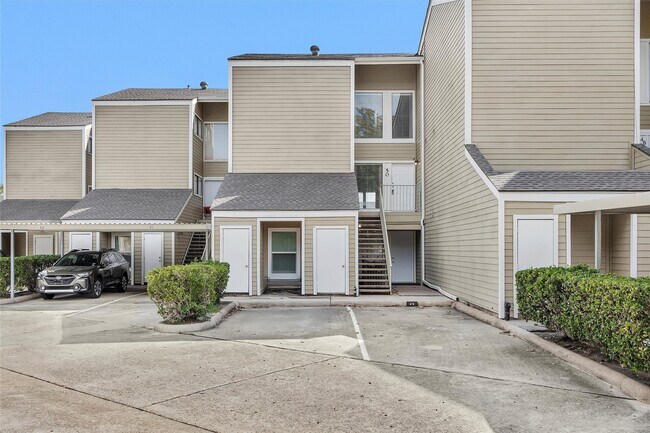 Building Photo - 50 April Point Dr S