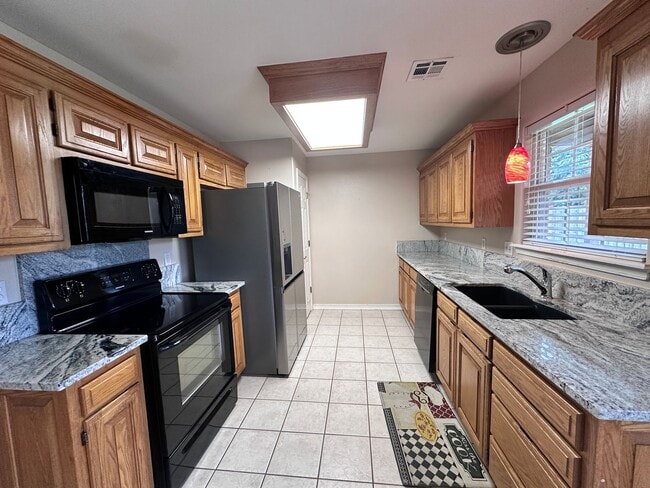 Building Photo - Gorgeous 3-Bedroom Home with Spacious Yard