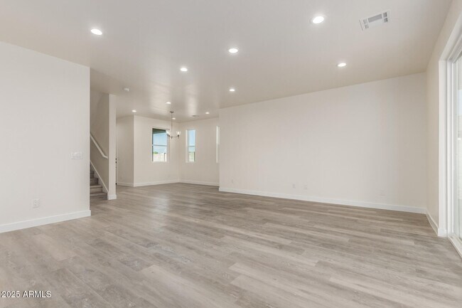 Building Photo - 957 E Desert Dr