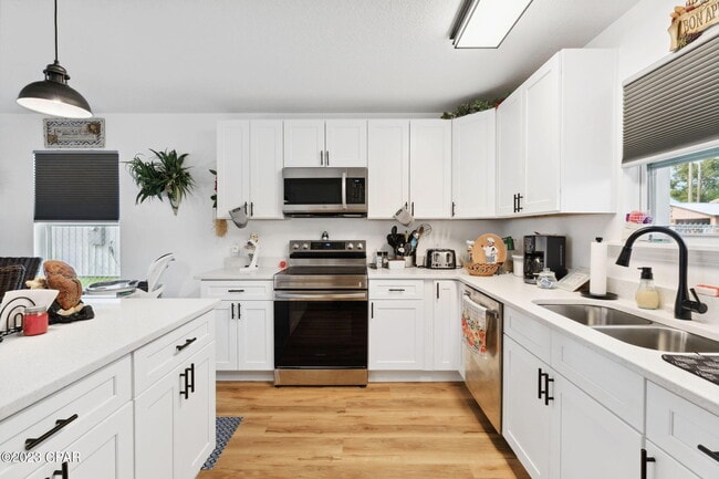 Building Photo - 526 Camellia Ave